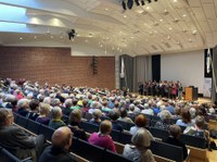 Jyväskylän Ikääntyvien yliopisto vastaa tarpeeseen tietää ja  hemmottelee osallistujia huippuasiantuntijoiden luennoilla